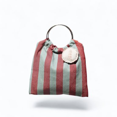 Bolso reversible happy sammer, burdeos y azul bolos en tela con asa redondo metalica, pequeño de rayas burdeos y azul claro, lleva un broche en tela redindo con un faro rojo estampado