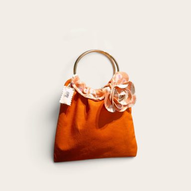bolso en tela pequeño color naranja y crema con aro metálico