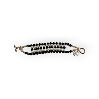 Pulsera de cuentas negras con detalles dorados y dos cierres en cada extremo.